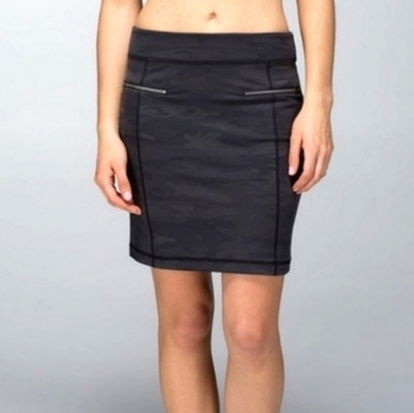 Lululemon Rocket Pencil Skirt Black Retro Grey Camo Zip Pockets Stretch Size 4 - Picture 2 of 16